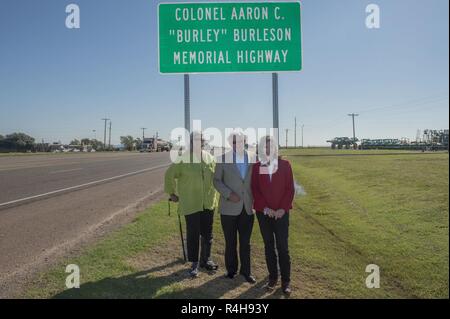 (Links) Barbara Burleson, der Tochter des späten US Air Force Colonel (Ret.) Aaron C. "Burley" Burleson, ehemaliger Kommandant der 97th Air Mobility Wing (Mitte) Chris Burleson, dem Sohn des Aaron Burleson und (rechts) Melissa McLawhorn, Tochter von Barbara Burleson, stehen vor einem Schild widmen, die Autobahn zu Aaron Burleson, Sept. 28, 2018, Altus, Okla. Aarons Burleson Errungenschaften der Altus Gemeinschaft und 97th AMW, seine Familie war in der Lage, die Widmung eines Teils der State Highway 62, mit ihm zu feiern, ehren. Stockfoto