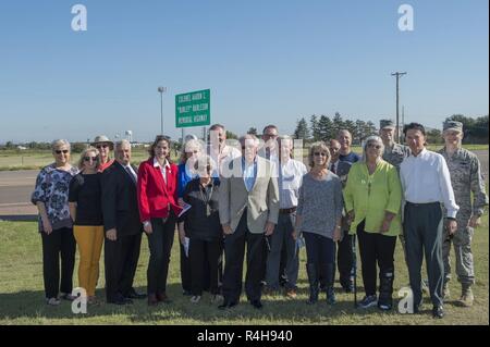 Verehrte Mitglieder der Stadt von Altus und des Staates Oklahoma stehen vor einem Schild widmen die Autobahn bis spät in die US Air Force Colonel (Ret.) Aaron "Burley" Burleson, ehemaliger Kommandant der 97th Air Mobility Wing, während ein Zeichen Gedenkfeier, Sept. 28, 2018, Altus, Okla. Aarons Burleson Errungenschaften der Altus Gemeinschaft und 97th AMW, seine Familie und die Mitglieder der Oklahoma Kongress Ehre zu einem Abkommen Teil des State Highway 52 nach ihm Namen kam. Stockfoto