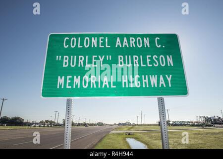 Ein Zeichen ist zu Ende der US Air Force Colonel (Ret.) Aaron C. "Burley" Burleson, ehemaliger Kommandant der 97th Air Mobility Wing, 19.09.28, 2018, Altus, Okla. gewidmet Seine Verdienste um die Altus Gemeinschaft und 97th AMW, der Teil des State Highway 62 Anfang an der County Road 206 und Verlängerung der Osten an der County Road 210 in Jackson County wurde nach ihm benannt. Stockfoto