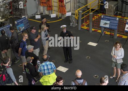 SAN FRANCISCO (Okt. 2010) 3, 2018) Leutnant Adam Schalk gibt einen geführten Rundgang durch die Unabhängigkeit - Variante Littoral Combat Ship USS Manchester (LCS 14) während San Francisco Fleet Week (SFFW) 2018. SFFW ist eine Gelegenheit für die amerikanische Öffentlichkeit die Navy, Marine Corps und Küstenwache Teams zu treffen und America's Meer Dienstleistungen Erfahrung. Während der Fleet Week, service Mitglieder beteiligen sich an verschiedenen gemeinschaftlichen Service Veranstaltungen, Showcase Funktionen und Geräten für die Gemeinschaft, und die Gastfreundschaft von San Francisco und die Umgebung genießen. Stockfoto