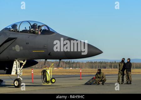 Eine F-15K Slam Eagle zugeordnet zu der Republik Korea Air Force (Rokaf) sitzt auf der Flucht line Okt. 3, 2018, in Eielson Air Force Base, Alaska. Der rokaf wird hier für Red Flag - Alaska 19-1, eine Übung zu teilnehmenden Einheiten zu bekämpfen" Bereitschaft zu testen. Stockfoto