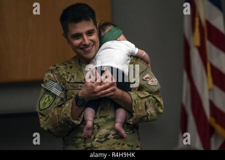 Kapitän Philip Veltre, 41 Rescue Squadron HH-60G Pave Hawk Helicopter Pilot, hält seine Tochter Lin, vor einer Bereitstellung, Sept. 26, 2018, bei Moody Air Force Base, Ga 41 RQS und 41 Hubschrauber Wartung Gerät Suche und Rettung Fähigkeiten und Wartungsarbeiten in einem Vorwärts bereitgestellt werden. Stockfoto