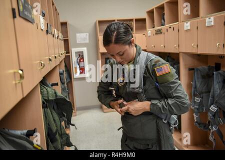 Zweiter Leutnant Morgan Eckert, eine 14 Student Squadron Flugschüler, setzt auf Ihren G-Anzug 01.10.2018, auf Columbus Air Force Base, Texas. Eckert in Auftrag gegeben durch das ROTC Ablösung an der Indiana State University. Jetzt, in der Phase zwei der spezialisierten Undergraduate Pilot Training, Klasse 19-18. Stockfoto