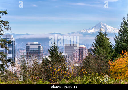 Portland Oregon skyline Nebel und Mt. Haube. Stockfoto