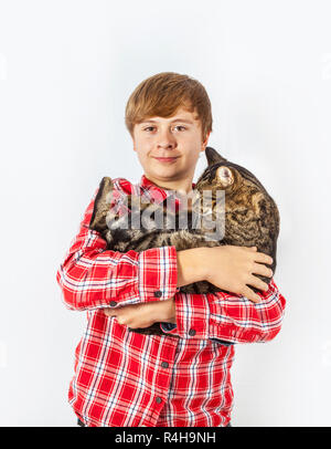 Junge umarmen mit seiner Katze Stockfoto