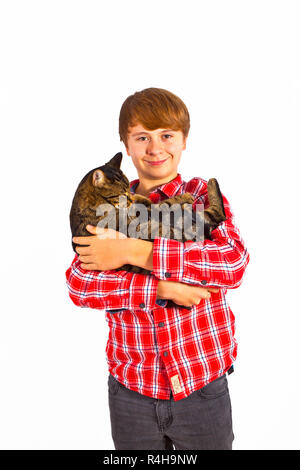 Cute boy Umarmen mit seiner Katze Stockfoto