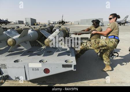 Us Air Force Tech. Sgt. Krysta Gauner und Staff Sgt. Travis Gaskins, Waffen Ladern mit der 157 Expeditionary Fighter Squadron an einem unbekannten Ort in Südwestasien, bereiten Sie eine GBU-54 Bombe auf einem F-16 Fighting Falcon Jet zu laden, 26. September 2018. Das South Carolina Air National Guard eingesetzt Flieger und F-16 Fighting Falcon Jets an die 407 Air Expeditionary Gruppe für eine Air Expeditionary Force Rotation zur Unterstützung der Operation inhärenten Lösen. Als Teil der US Air Forces Central Command, die 407 AEG bietet bekämpfen Airpower in Unterstützung des US Central Command militärischen Obj Stockfoto