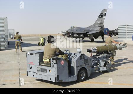 Us Air Force Tech. Sgt. Krysta Gauner und Staff Sgt. Travis Gaskins, Waffen Ladern mit der 157 Expeditionary Fighter Squadron an einem unbekannten Ort in Südwestasien, bereiten Sie eine GBU-54 Bombe auf einem F-16 Fighting Falcon Jet zu laden, 26. September 2018. Das South Carolina Air National Guard eingesetzt Flieger und F-16 Fighting Falcon Jets an die 407 Air Expeditionary Gruppe für eine Air Expeditionary Force Rotation zur Unterstützung der Operation inhärenten Lösen. Als Teil der US Air Forces Central Command, die 407 AEG bietet bekämpfen Airpower in Unterstützung des US Central Command militärischen Obj Stockfoto