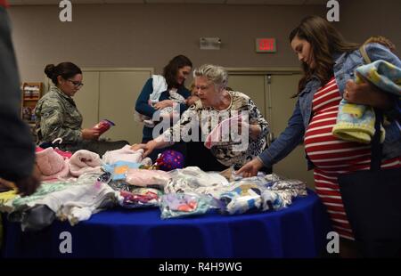 Michelle Davis, eine werdende Mutter, blicke auf Informationsbroschüren während Bundles für Babys an der Beale Air Force Base, Kalifornien, Sept. 20, 2018. Die Teilnehmer erhalten finanzielle und Budgetberatung für Ihr neues Baby, sowie ein $ 50 Army Air Force Exchange Service Geschenkkarte von der Air Force Aid Society zur Verfügung. Stockfoto