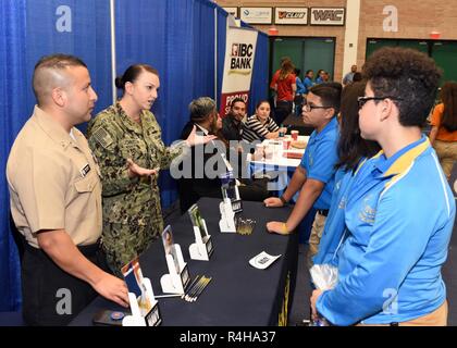 EDINBURG, Texas - (Okt. 2010) 2, 2018) Schäden Controlman 2. Klasse Patricia Johnston der großen Fälle, Mont. zum Navy Recruiting Station Harlingen, Zugewiesen von Hospital Corpsman 2. Klasse David Cumpian von Harlingen, Texas verbunden, Gespräche mit der mittleren Schule Kursteilnehmer von der Idee Akademie San Juan an der Hispanic Ingenieurwissenschaften und Technologie (HESTEC) Stengel+ME Expo statt auf dem Campus der Universität von Texas-Rio Grande Valley. Durch eine Zusammenarbeit mit Personallösungen, die Veranstaltung umfasste Aussteller aus verschiedenen Branchen über Karriere und Belegschaft Chancen. Jetzt in der Stockfoto