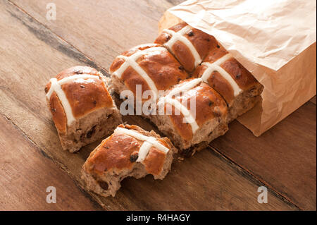 Hot Cross Buns für Ostern in einem Paket Stockfoto