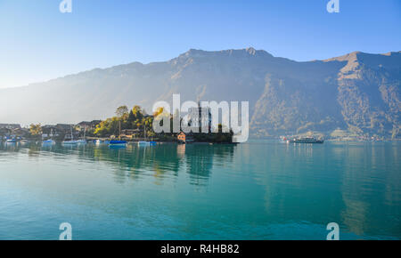 Brienz, Schweiz - 21.Oktober 2018. Schönen Stadt in der Nähe des Brienzer See, Schweiz. Die türkisblauen Brienzersee liegt inmitten der spektakulären Berg s eingestellt Stockfoto