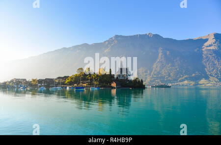 Brienz, Schweiz - 21.Oktober 2018. Schönen Stadt in der Nähe des Brienzer See, Schweiz. Die türkisblauen Brienzersee liegt inmitten der spektakulären Berg s eingestellt Stockfoto