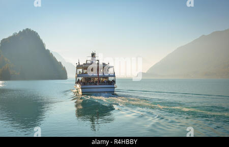 Brienz, Schweiz - 21.Oktober 2018. Touristische Fähre auf dem See in Brienz, Schweiz. Die türkisblauen Brienzersee liegt inmitten der spektakulären Berg s eingestellt Stockfoto