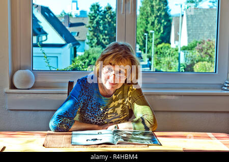 Ältere Menschen attraktive Frau zu Hause in einer Zeitschrift Stockfoto