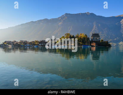 Brienz, Schweiz - 21.Oktober 2018. Schönen Stadt in der Nähe des Brienzer See, Schweiz. Die türkisblauen Brienzersee liegt inmitten der spektakulären Berg s eingestellt Stockfoto