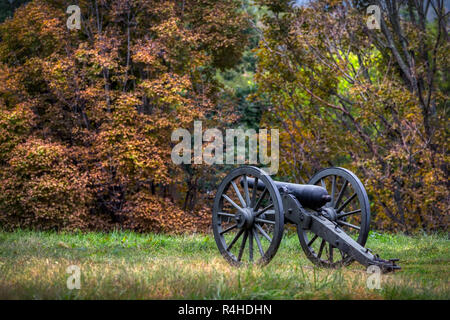 Eine lange Stille Bürgerkrieg Kanone sitzt in einem Virginia Feld. Stockfoto