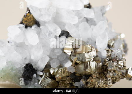 Pyrit auf weißem Hintergrund, auch als Eisensulfid und Narren Gold bekannt Stockfoto