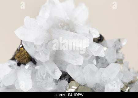 Pyrit auf weißem Hintergrund, auch als Eisensulfid und Narren Gold bekannt Stockfoto