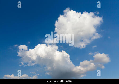 blauer Himmel mit Wolken Stockfoto