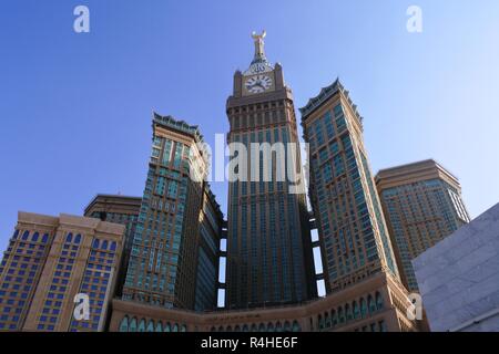 Mekka, Saudi-arabien - 6. März 2017: Morgen Blick auf Minarett Mecca Royal Clock Tower Hotel. Stockfoto