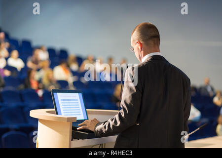 Redner, Vortrag am Business-Event. Stockfoto