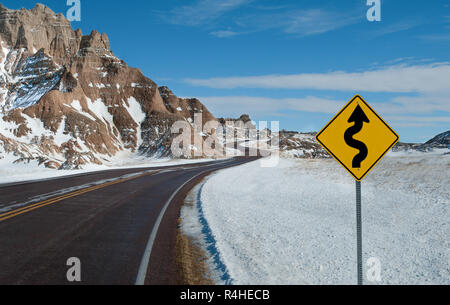 Scharfe Kurven Warnschild Stockfoto