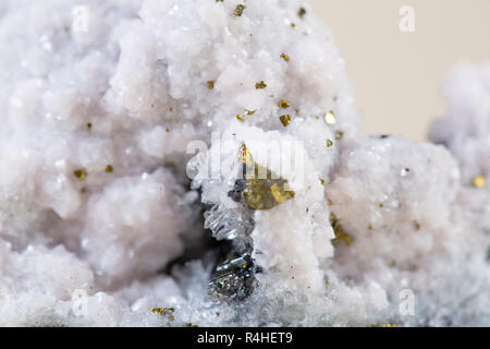 Pyrit auf weißem Hintergrund, auch als Eisensulfid und Narren Gold bekannt Stockfoto