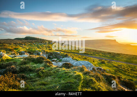 Das ist ein Bild auf der Oberseite des Binevenagh Berg in Nordirland. Es war kurz vor Sonnenuntergang genommen Stockfoto