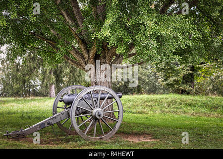 Eine lange Stille Bürgerkrieg Kanone sitzt in einem Virginia Feld. Stockfoto