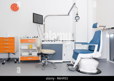 Moderne zahnmedizinische Praxis. Behandlungsstuhl und anderes Zubehör von den Zahnärzten verwendet werden. Zahnarzt, Dentalhygiene. Farbenfrohe Einrichtung von Zahnheilkunde Büro wit Stockfoto