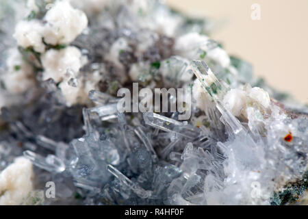 Pyrit auf weißem Hintergrund, auch als Eisensulfid und Narren Gold bekannt Stockfoto