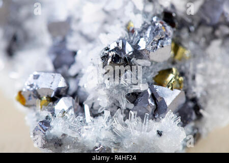 Pyrit auf weißem Hintergrund, auch als Eisensulfid und Narren Gold bekannt Stockfoto