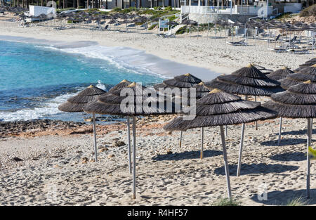 Detail der geflochtenen Sonnenschirme über Reihen am Strand in Zypern. Stockfoto