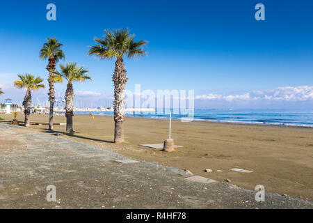 Finikoudes Strand - Stadt Larnaka, Zypern Stockfoto