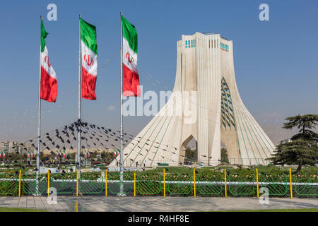 Teheran, IRAN - 4. Oktober 2016: Ausblick auf den Azadi-Turm in Teheran am 4. Oktober 2016. Der Turm ist eines der Wahrzeichen der Stadt Stockfoto