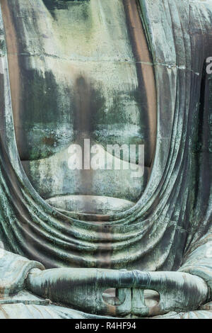 Der große Buddha (Daibutsu) aus Gründen der Kotokuin-Tempel in Kamakura, Japan. Stockfoto