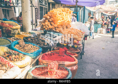 Lebendige orientalische zentralen asiatischen Markt mit Taschen voller verschiedenen Gewürzen in Osh Basar in Bischkek, Kirgisistan. Stockfoto