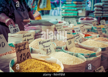 Schöne lebendige orientalischen Markt mit Taschen voller verschiedenen Gewürzen in Osh Basar in Bischkek, Kirgisistan. Stockfoto