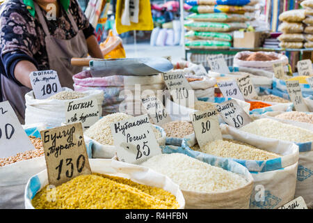 Schöne lebendige orientalischen Markt mit Taschen voller verschiedenen Gewürzen in Osh Basar in Bischkek, Kirgisistan. Stockfoto