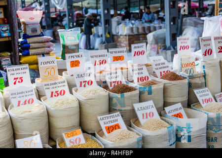 Schöne lebendige orientalischen Markt mit Taschen voller verschiedenen Gewürzen in Osh Basar in Bischkek, Kirgisistan. Stockfoto