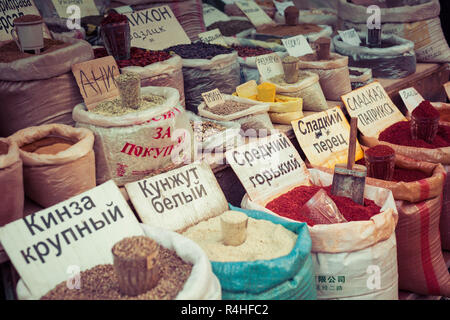 Schöne lebendige orientalischen Markt mit Taschen voller verschiedenen Gewürzen in Osh Basar in Bischkek, Kirgisistan. Stockfoto