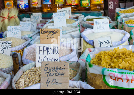 Schöne lebendige orientalischen Markt mit Taschen voller verschiedenen Gewürzen in Osh Basar in Bischkek, Kirgisistan. Stockfoto