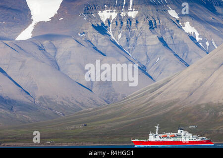 Landschaftlich schöne Ansicht mit Norge Kreuzfahrt Schiff angedockt in Longyearbyen Hafen vor dem Hintergrund der Eingenebelt Black Mountain und ruhigen Wasser des Advents Bay, Spitzbergen (Svalbard), Norwegen, Grönland Meer Stockfoto