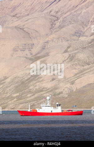 Landschaftlich schöne Ansicht mit Norge Kreuzfahrt Schiff angedockt in Longyearbyen Hafen vor dem Hintergrund der Eingenebelt Black Mountain und ruhigen Wasser des Advents Bay, Spitzbergen (Svalbard), Norwegen, Grönland Meer Stockfoto