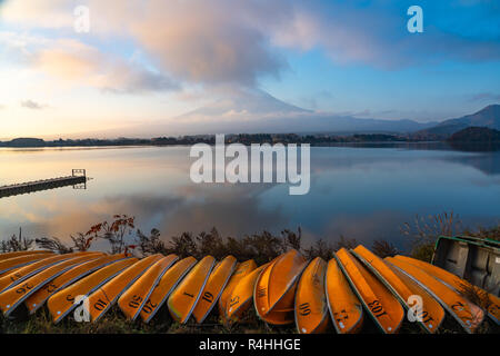 Blick auf den wunderschönen Fuji-san und Kawaguchiko See, dem beliebten Reiseziel, bei der die Zeile der kleinen Boote am Ufer am Morgen Stockfoto