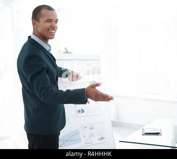 Erfolgreicher Geschäftsmann auf einem Flipchart, die mit der finanziellen Informationen. Stockfoto