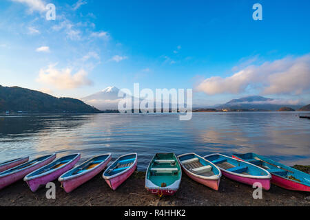 Blick auf den wunderschönen Fuji-san und Kawaguchiko See, dem beliebten Reiseziel, bei der die Zeile der kleinen Boote am Ufer am Morgen Stockfoto