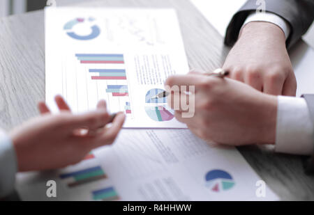 Bis zu schließen. Mitarbeiter finanzielle Daten diskutieren. Foto mit Kopie Raum Stockfoto