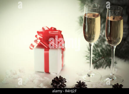 Zwei Gläser mit Champagner und Konen am Weihnachten Hintergrund Stockfoto